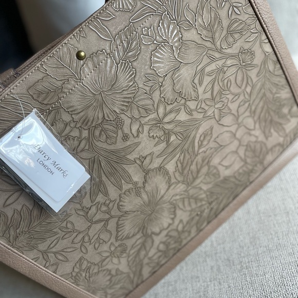 DARCY MARKS LONDON TAN LARGE TOTE - Picture 2 of 16